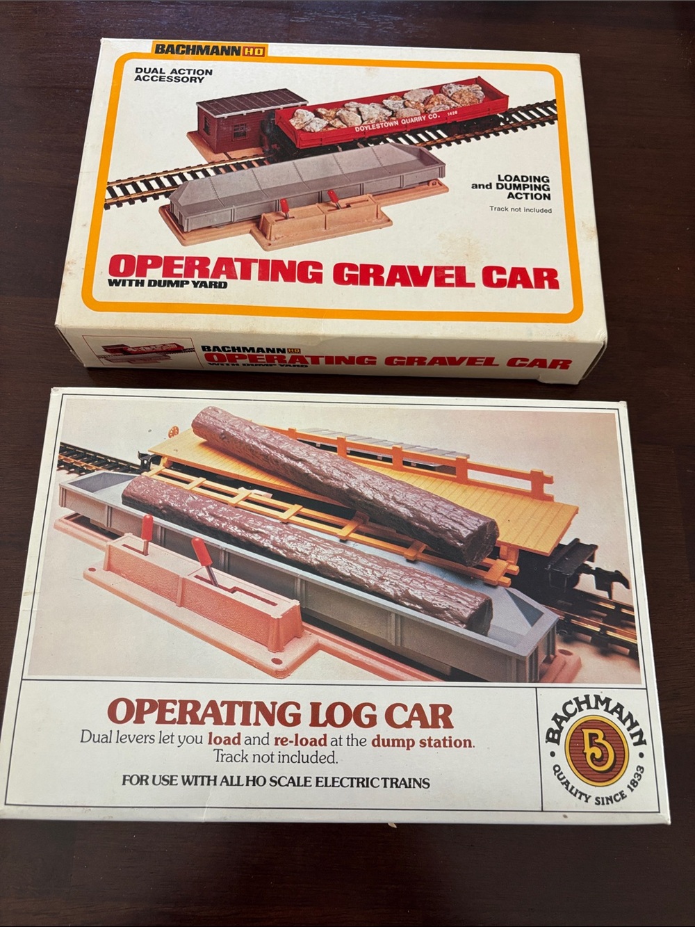 Bachmann Operating Gravel & Log Car Set - Gray and Tan